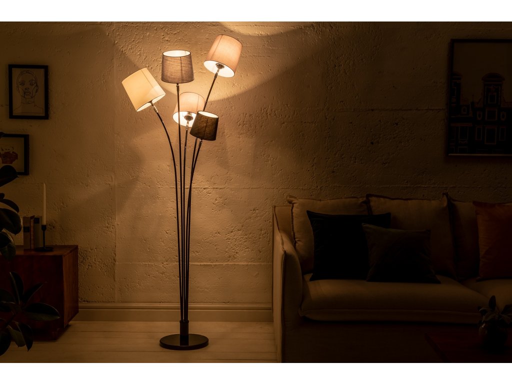 Rozsvícená stojací lampa v útulném interiéru